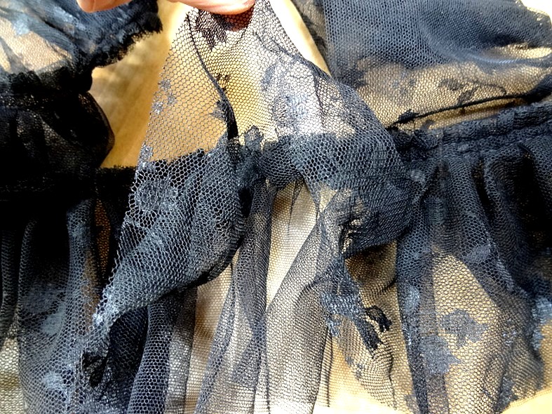 Tulle double epaisseur pre fronce fleuri 4