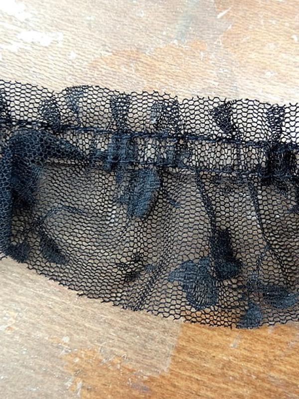 Tulle pre plisse noir motif tulipe 1