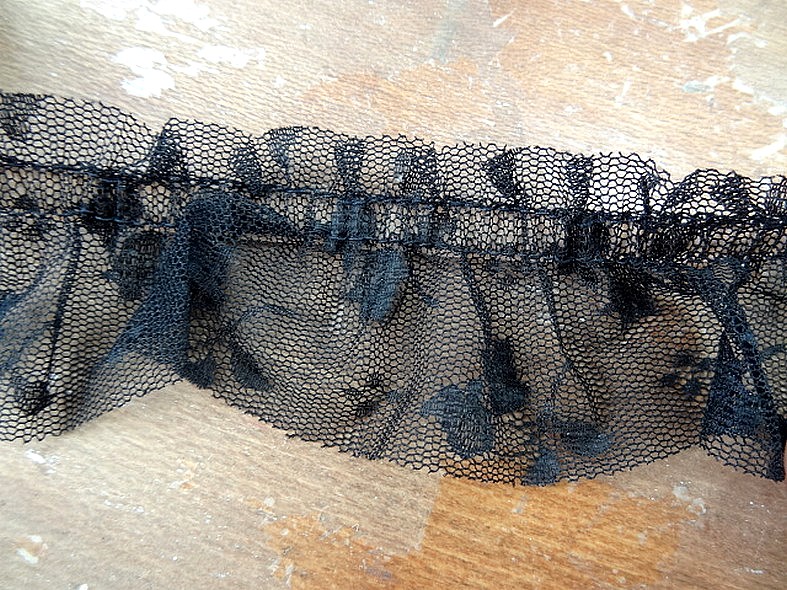Tulle pre plisse noir motif tulipe 1