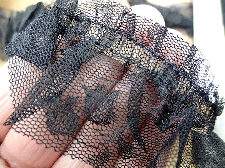 Tulle pre plisse noir motif tulipe 3