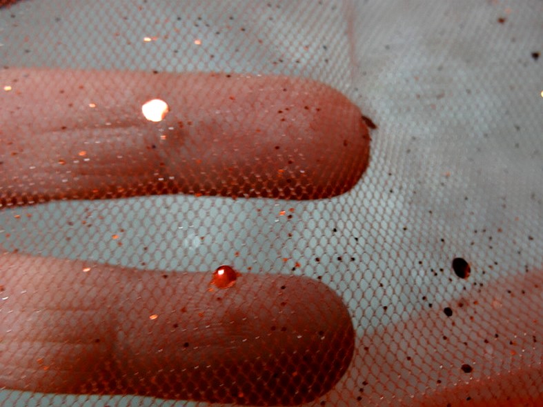 Tulle rouge vermillon paillettes projetees 1