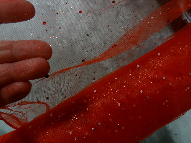 Tulle rouge vermillon paillettes projetees 2