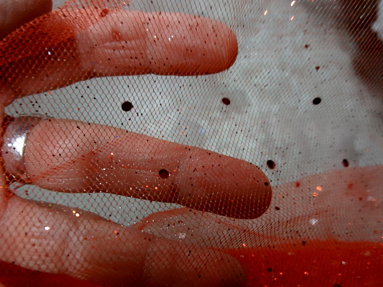 Tulle rouge vermillon paillettes projetees 3