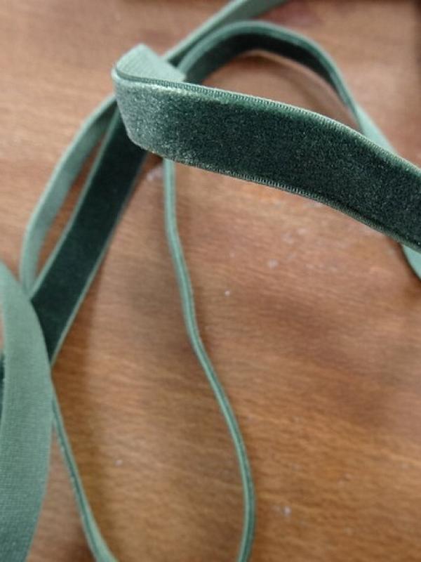Velours elastique vert epinard 9 mm 2