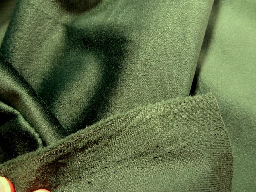 photo de tissu Velours vert bouteille montrant l'endroit et l'envers