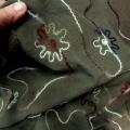 Velours vert kaki broderie fleurie fil laineux 3 