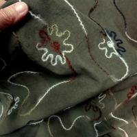 Velours vert kaki broderie fleurie fil laineux 3 