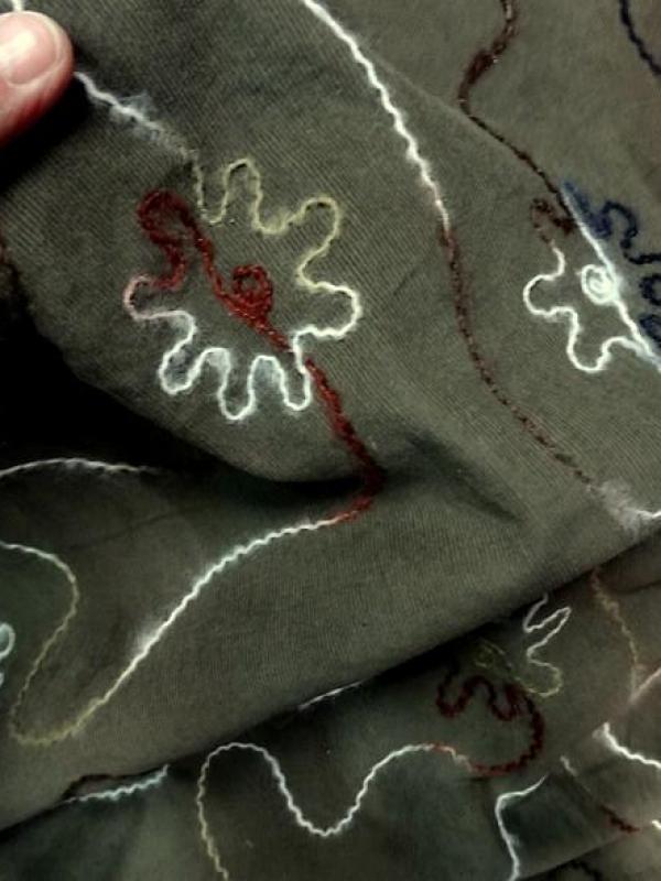 Velours vert kaki broderie fleurie fil laineux 3 
