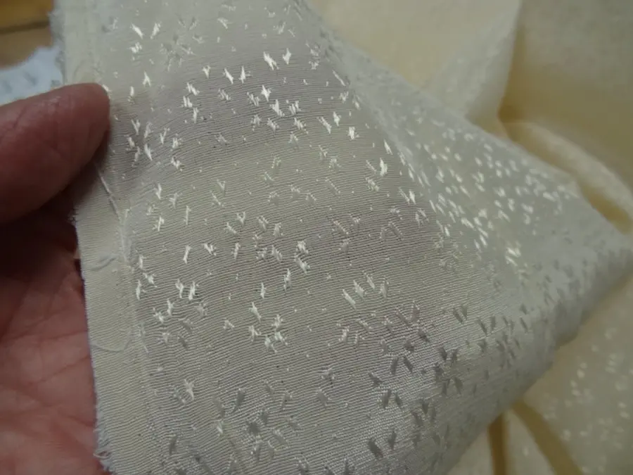 Viscose aspect satinee ivoire tisse ottoman petits motifs 2