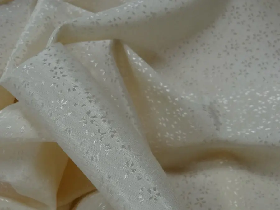 Viscose aspect satinee ivoire tisse ottoman petits motifs