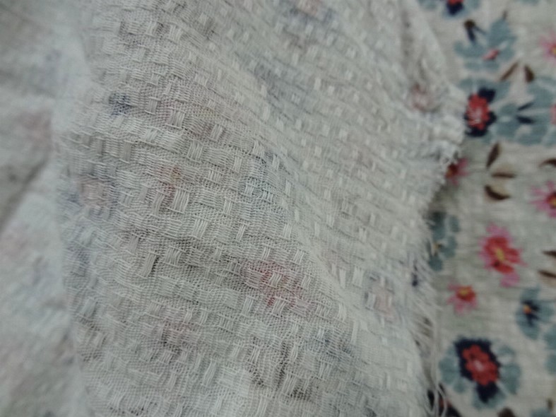 Viscose coton tissage cannage fond sable fleurs bleu fumee rose tendre 1