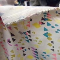 Viscose fond grege motifs geometriques acidules 1 