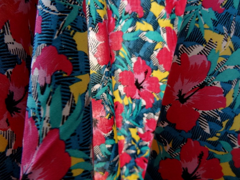 Viscose fond jaune fleurie fuchsia et bleu vert