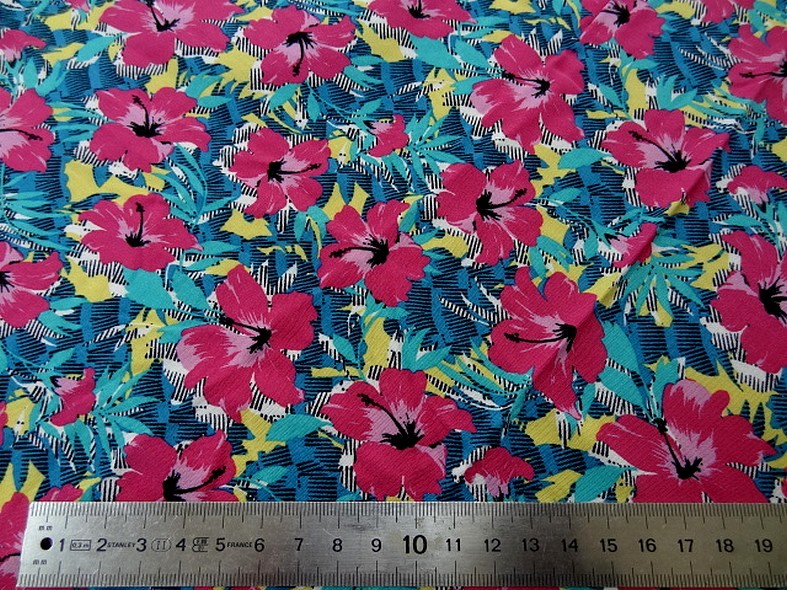Viscose fond jaune fleurie fuchsia et bleu vert 2