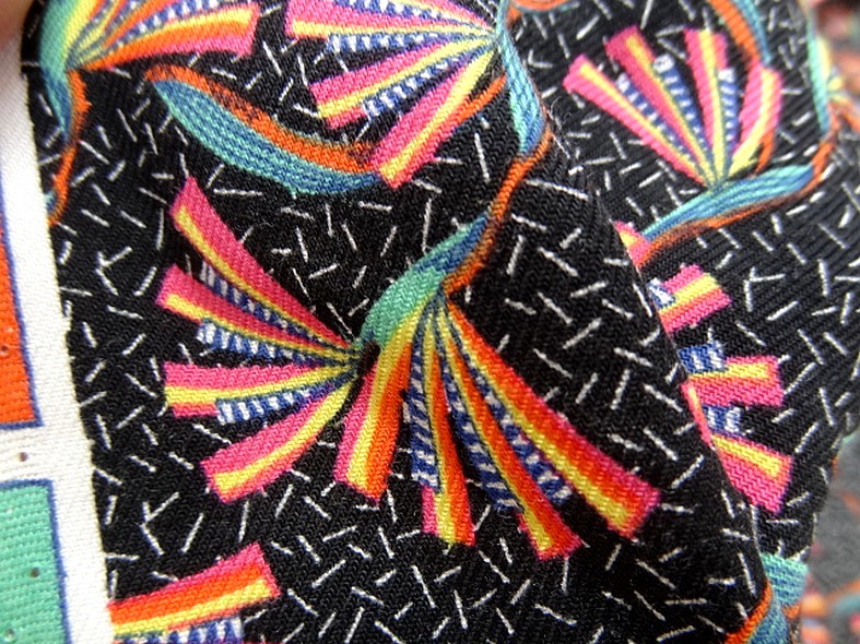 Viscose fond noir imprime fleuri multicolore 2