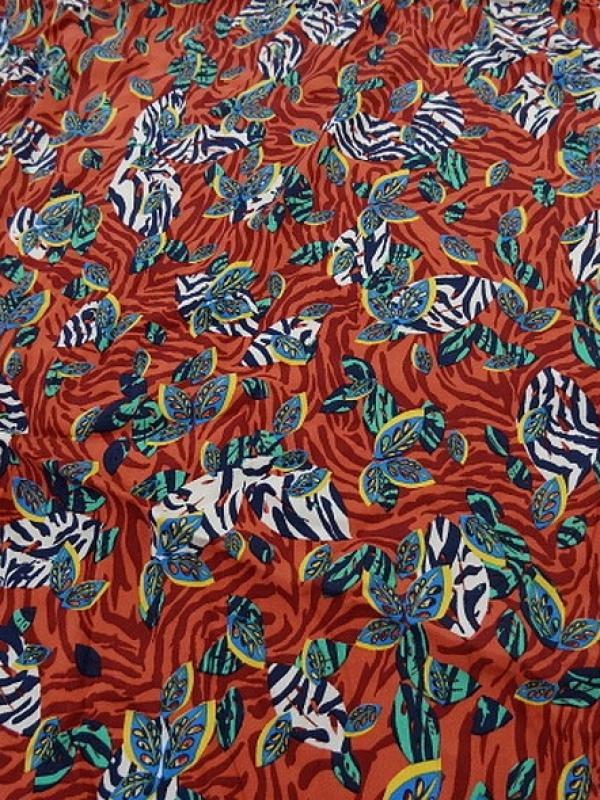 Viscose fond rouge cinabre motif fleurs zebrees 1 