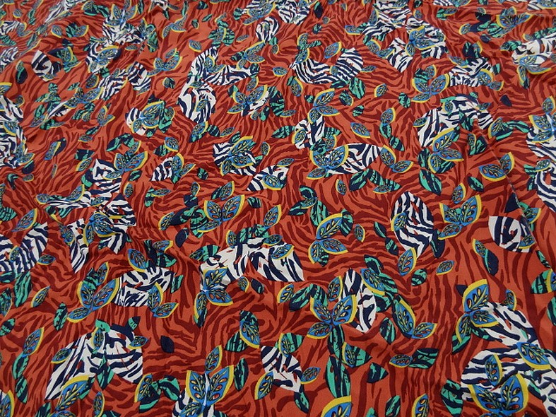 Viscose fond rouge cinabre motif fleurs zebrees 1