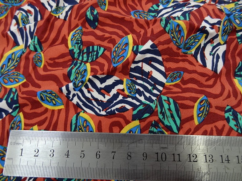 Viscose fond rouge cinabre motif fleurs zebrees 2