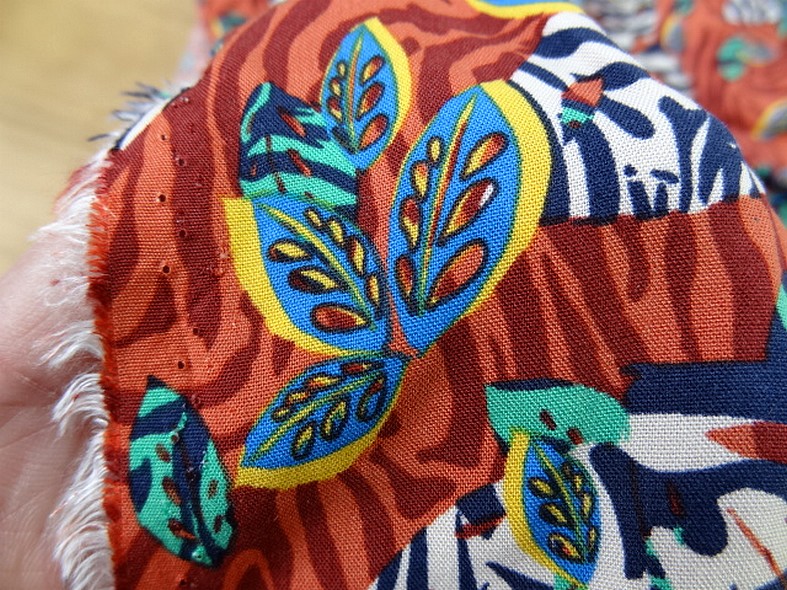 Viscose fond rouge cinabre motif fleurs zebrees 3