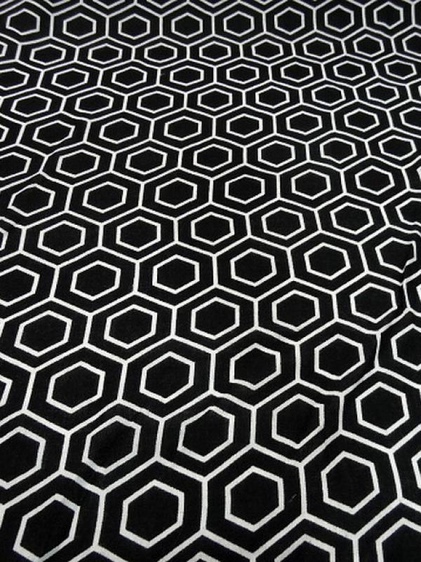 Viscose noir motif hexagone blanc 1 