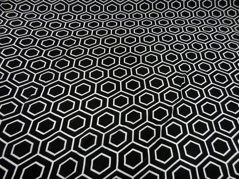 Viscose noir motif hexagone blanc 1