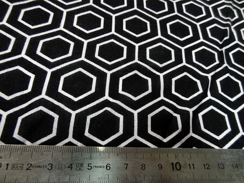 Viscose noir motif hexagone blanc 2