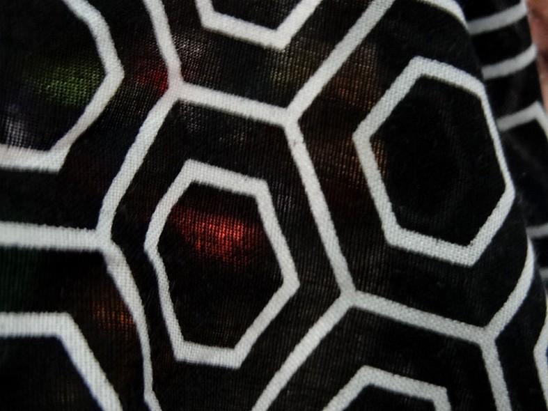 Viscose noir motif hexagone blanc 4