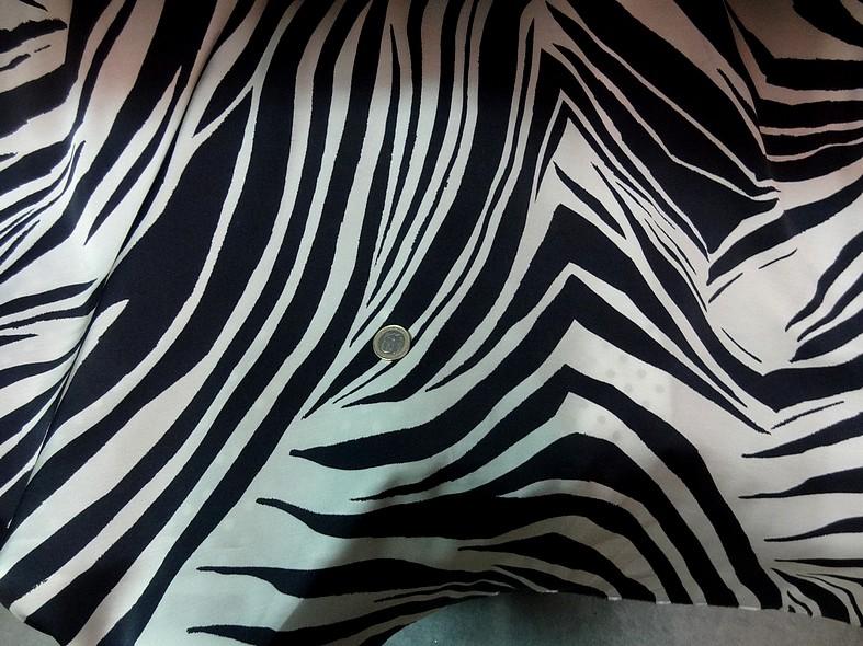 Viscose satin zebree blanc casse noir 3