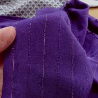 Viscose violette finement raye or 2