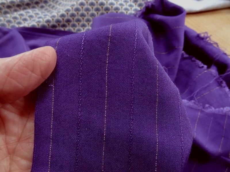 Viscose violette finement raye or 2