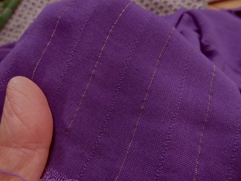Viscose violette finement raye or 4