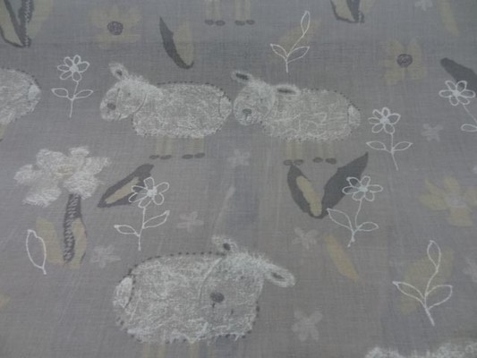 Voile coton gris clair imprimé moutons