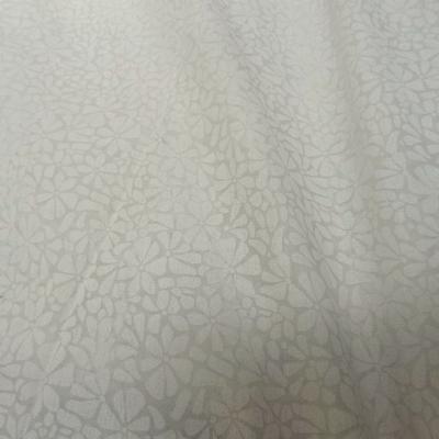 Voile de coton devore semi transparent blanc casse a fleurs 1 