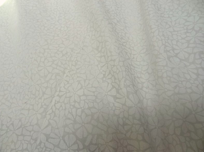 Voile de coton devore semi transparent blanc casse a fleurs 1