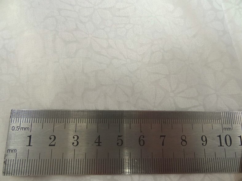 Voile de coton devore semi transparent blanc casse a fleurs 2