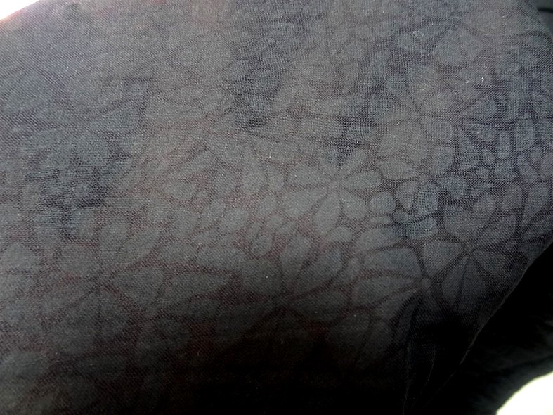 Voile de coton devore semi transparent noir a fleurs 3