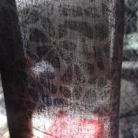 Voile de coton devore semi transparent noir a fleurs 4