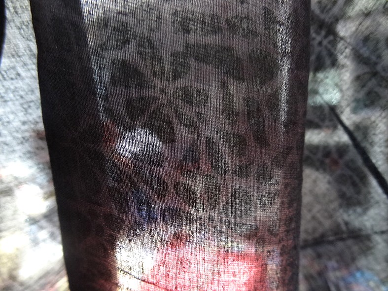 Voile de coton devore semi transparent noir a fleurs 4
