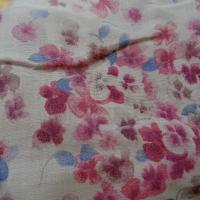 Voile de coton fond beige fleurs rose indien et bleu chambray 1 