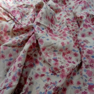 Voile de coton fond beige fleurs rose indien et bleu chambray 2 