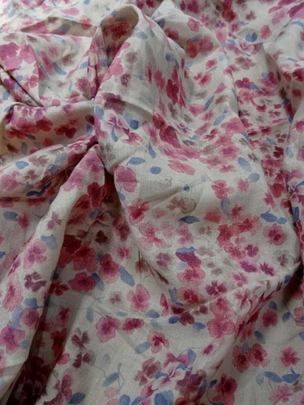 Voile de coton fond beige fleurs rose indien et bleu chambray 2 