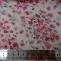 Voile de coton fond beige fleurs rose indien et bleu chambray 3 