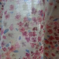 Voile de coton fond beige fleurs rose indien et bleu chambray 4 