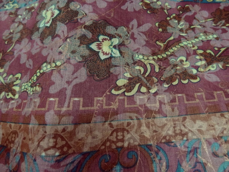 Voile de coton frises de fleurs fond rose indien et jaune safran 1