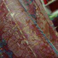 Voile de coton frises de fleurs fond rose indien et jaune safran 2