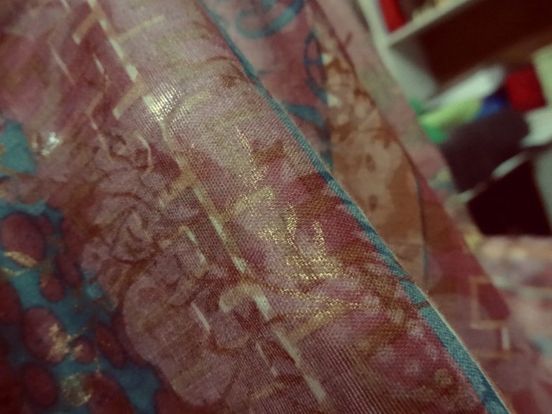 Voile de coton frises de fleurs fond rose indien et jaune safran 2