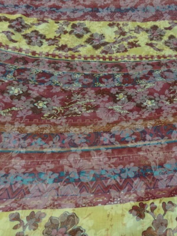 Voile de coton frises de fleurs fond rose indien et jaune safran