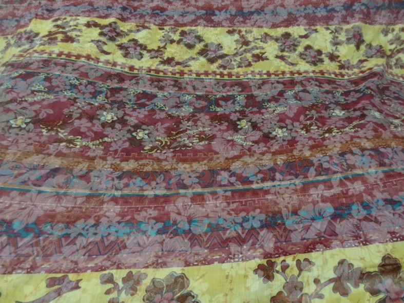 Voile de coton frises de fleurs fond rose indien et jaune safran