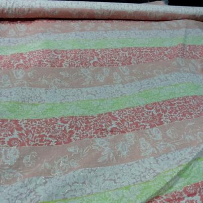 Voile de coton frises saumon capucine anis motifs soulignes or