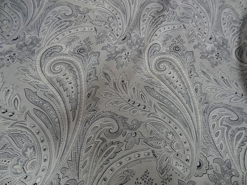 Voile de coton gris perle motif cachemire 1